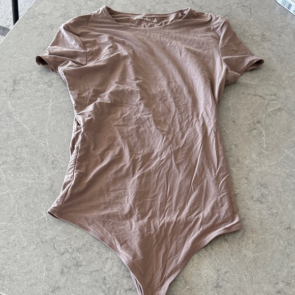 Abercrombie & Fitch Tops - Abercrombie & FitchSoft taupe Short Sleeve Bodysuit BROWN SMALL